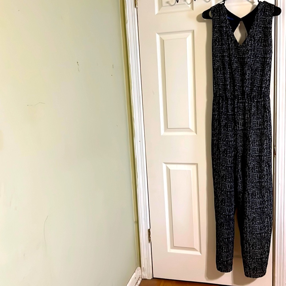 Apt. 9 sleeveless jumpsuit for women with a cutout on the back. Size XL